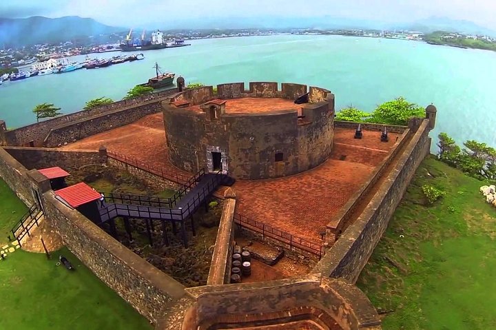 "La Fortaleza de San Felipe: Más historia que un grupo de señoras en el salón.