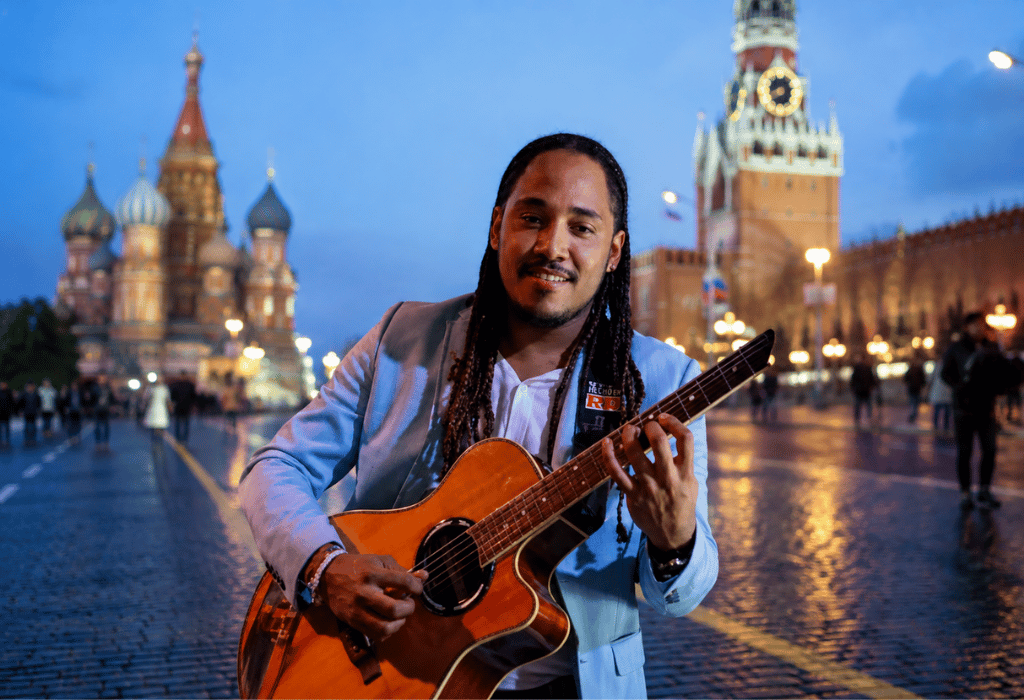 Un dominicano en Moscú pone a menear a los Rusos… ¡y hasta el vodka baila!