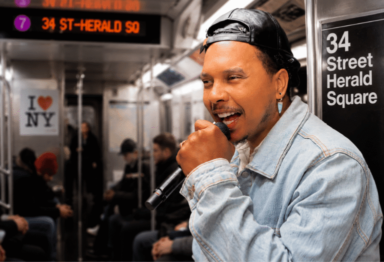 Edgar Suárez: El dominicano que le pone swing al metro de Nueva York.